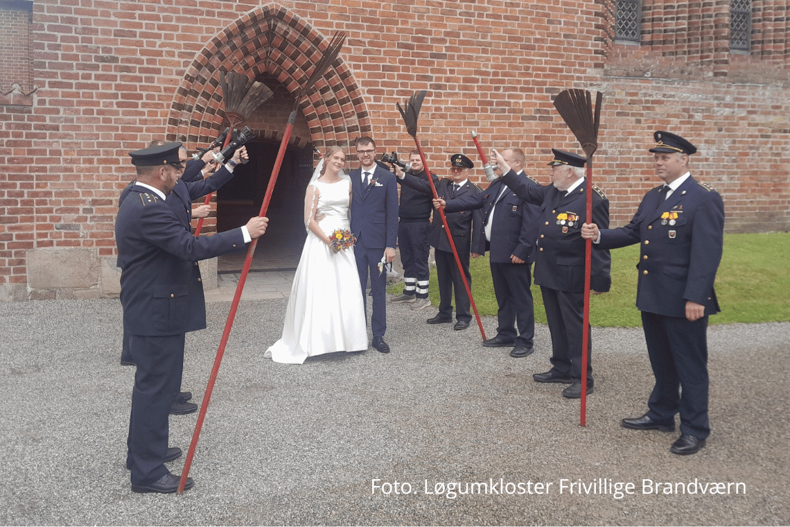 Romantisk “udrykning” i Løgumkloster Kirke: Brandmand sagde ja ved alteret