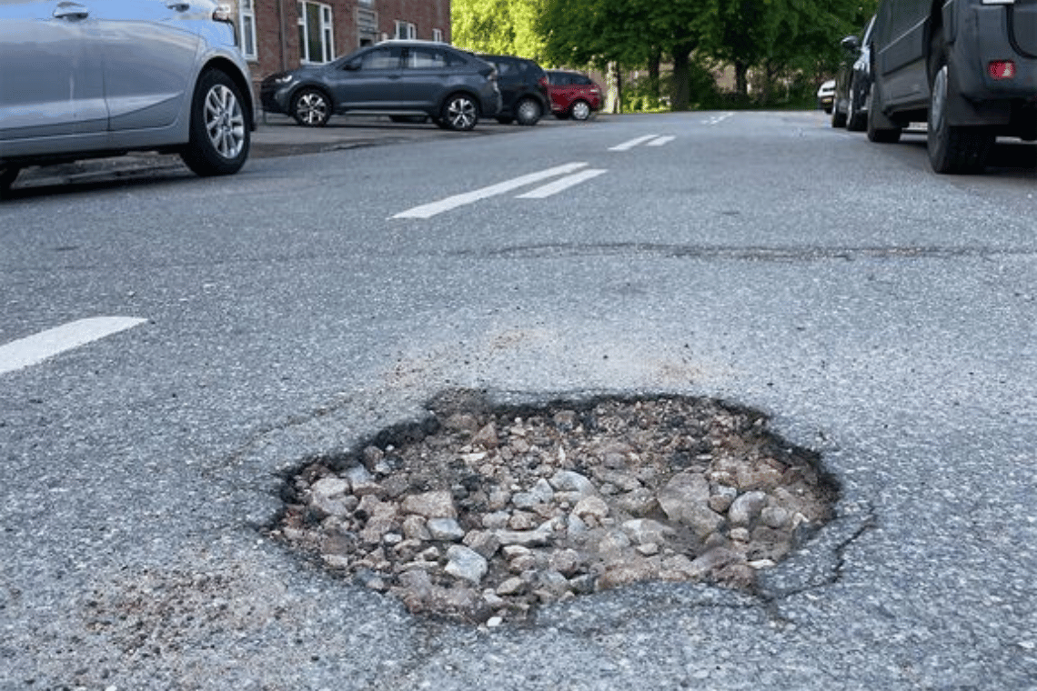 FDM: Mange kommuneveje er i dårlig stand – bilister slås med vejhuller