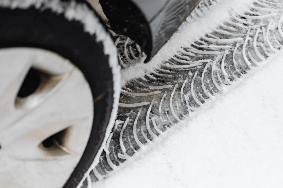 Nye regler: vinterdæk nu et lovkrav på glatte veje