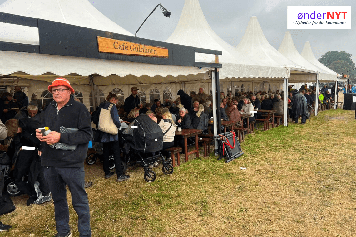 Folk søgte mod madboderne, mens andre holdt stand foran Open Air-scenen, da det begyndte at regne fredag eftermiddag