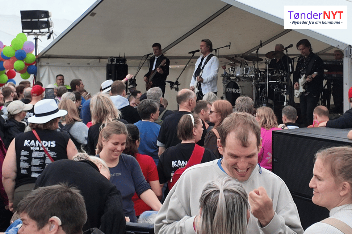 God stemning og tæt pakket foran scenen til Gølg og Musik i Løgumgårde