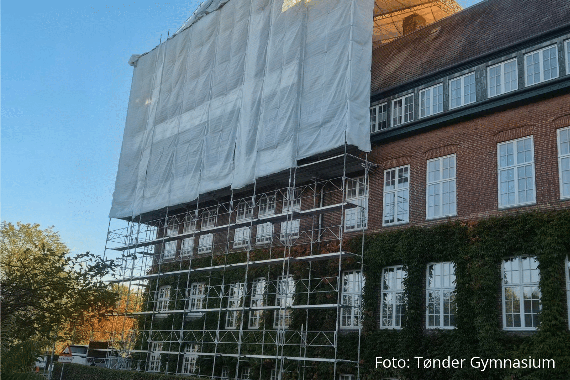 Har du undret dig over, at Tønder Gymnasium er pakket ind? Her er forklaringen