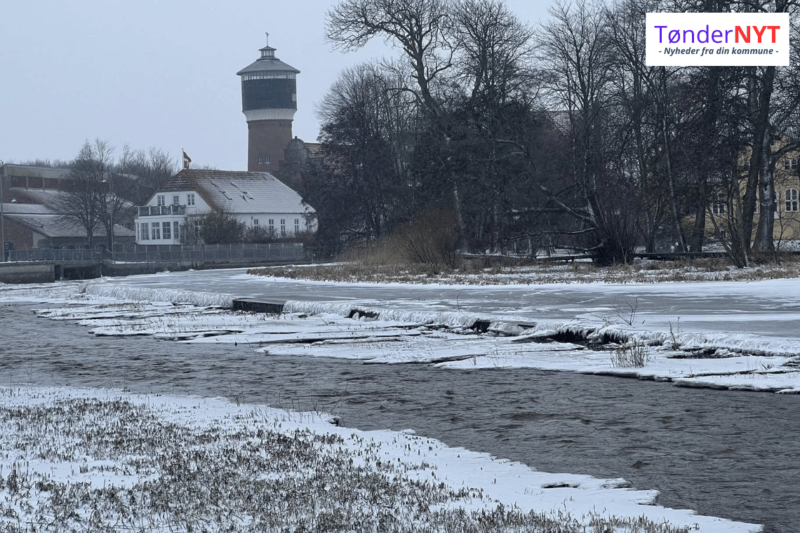 Kulden bider sig fast: Vidåen fryser til og kommunen må kæmpe mod isen